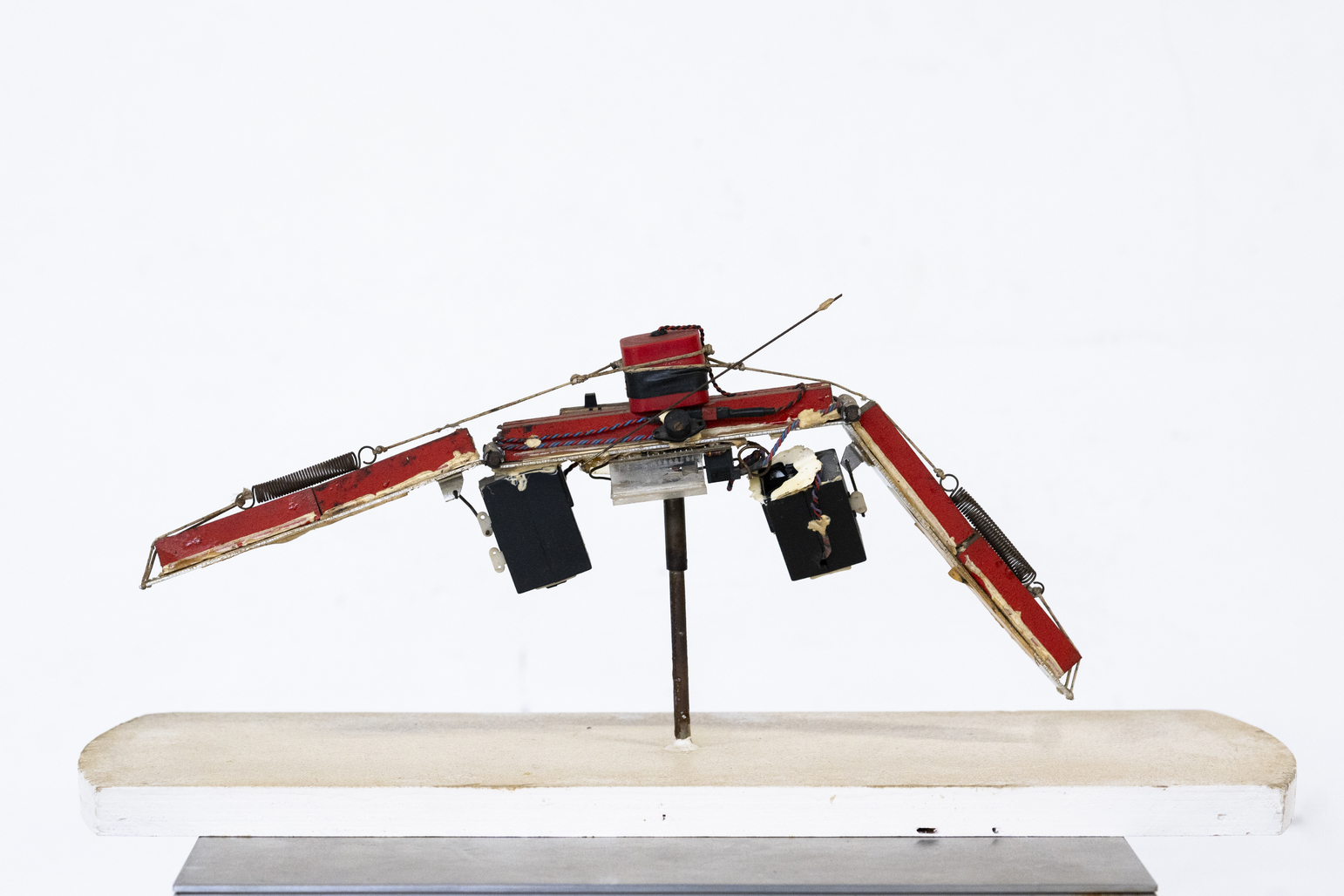 Model voor een roterend magnetisch ruimteschip by Panamarenko